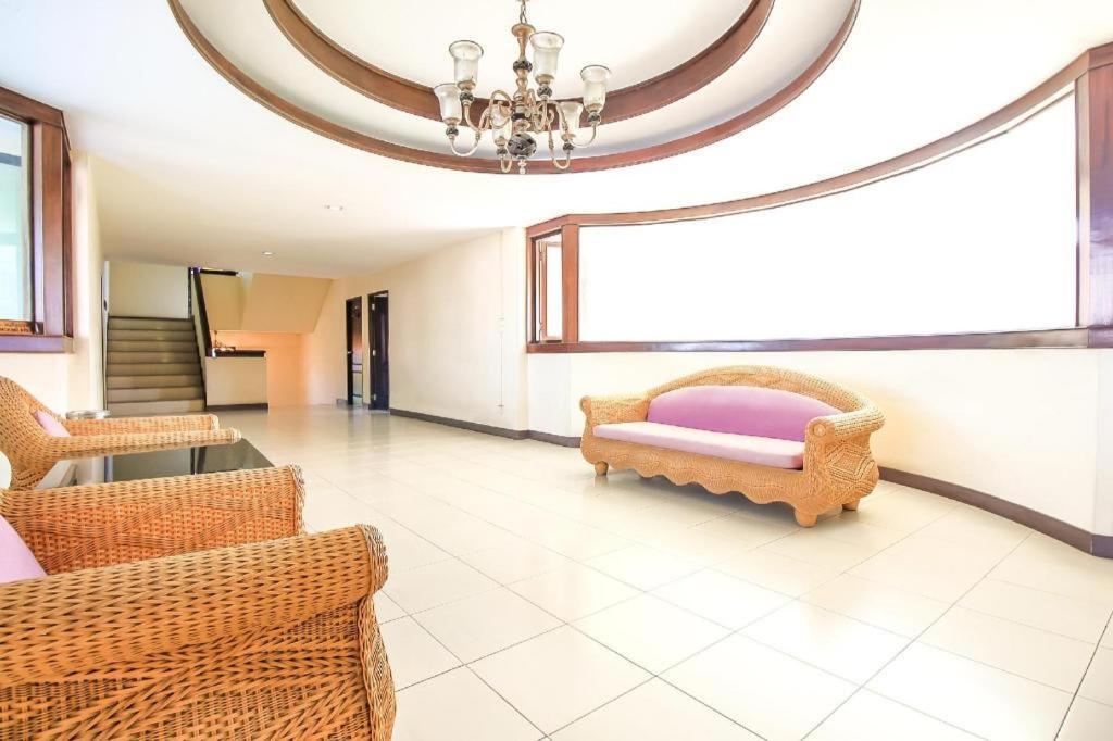 Oyo 383 White Inn Hotel Ban Khlong Lat Bua Khao Экстерьер фото
