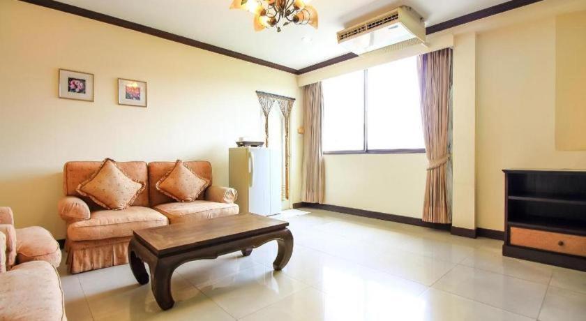 Oyo 383 White Inn Hotel Ban Khlong Lat Bua Khao Экстерьер фото