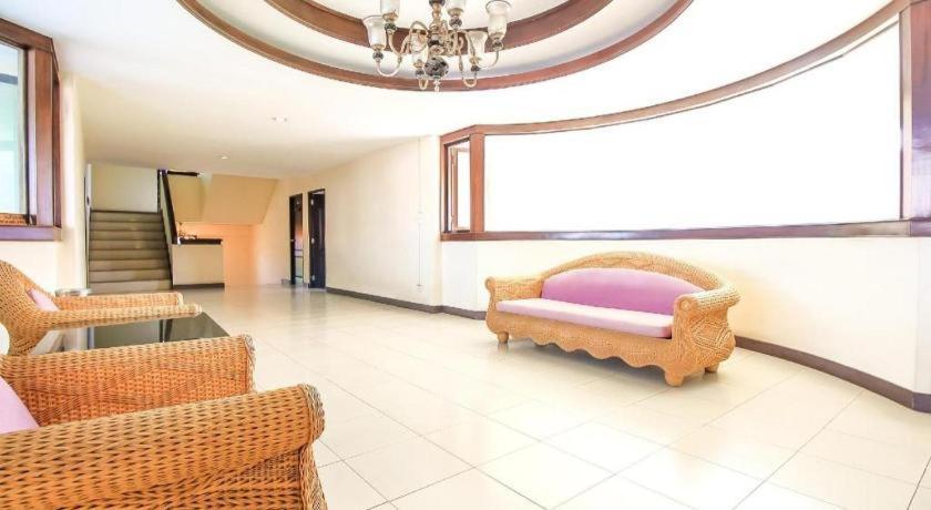 Oyo 383 White Inn Hotel Ban Khlong Lat Bua Khao Экстерьер фото