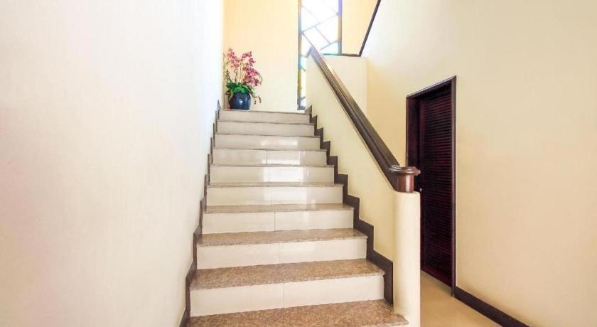 Oyo 383 White Inn Hotel Ban Khlong Lat Bua Khao Экстерьер фото