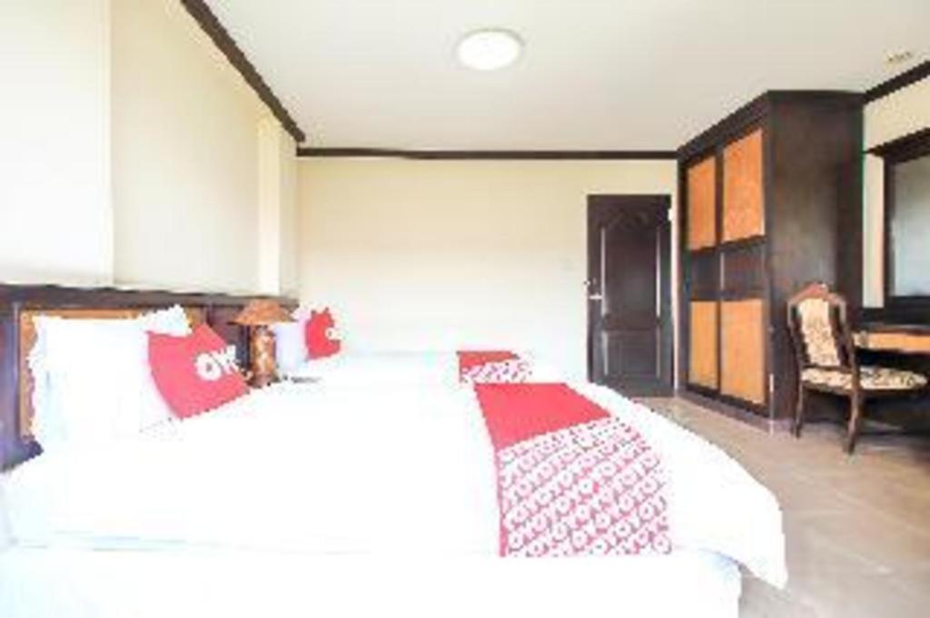 Oyo 383 White Inn Hotel Ban Khlong Lat Bua Khao Экстерьер фото