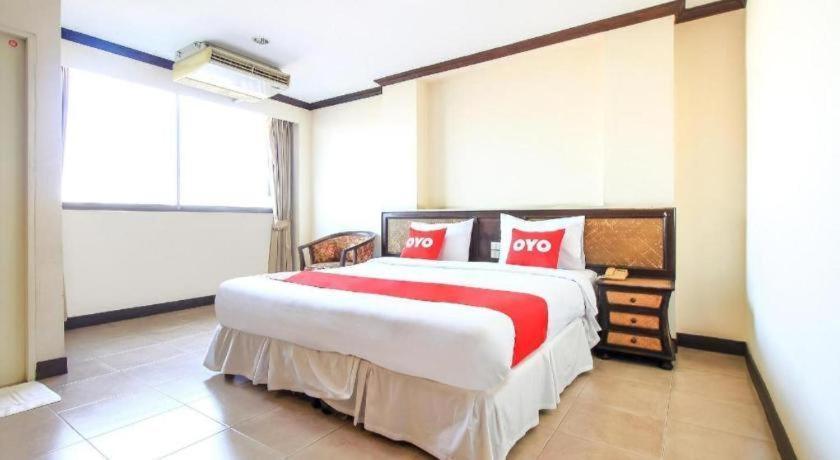 Oyo 383 White Inn Hotel Ban Khlong Lat Bua Khao Экстерьер фото