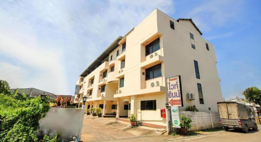 Oyo 383 White Inn Hotel Ban Khlong Lat Bua Khao Экстерьер фото