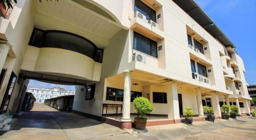 Oyo 383 White Inn Hotel Ban Khlong Lat Bua Khao Экстерьер фото