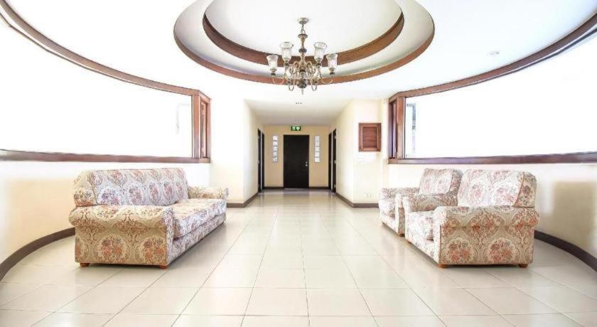 Oyo 383 White Inn Hotel Ban Khlong Lat Bua Khao Экстерьер фото