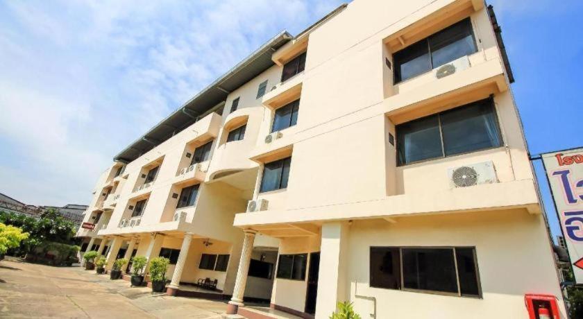 Oyo 383 White Inn Hotel Ban Khlong Lat Bua Khao Экстерьер фото