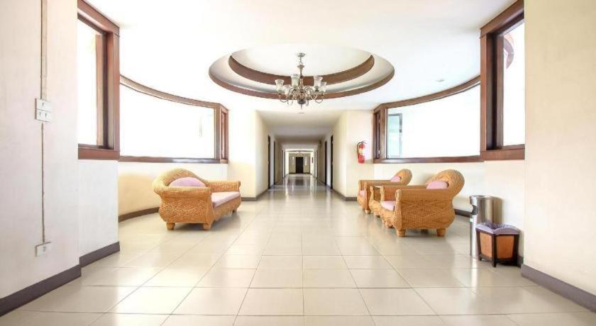 Oyo 383 White Inn Hotel Ban Khlong Lat Bua Khao Экстерьер фото